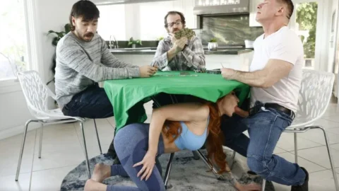 زن جنده وقتی شوهرش با رفیق هاش پوکر بازی میکنه دونه به دونه بهشون کوس میده