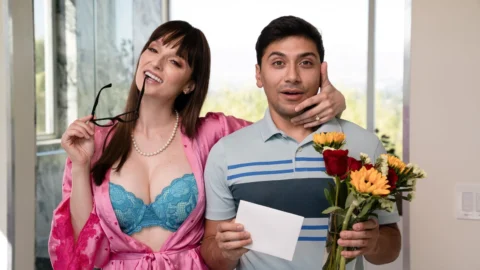 مادر خونده حشری شده عینک نزده پسره ازش استفاده میکنه میزاره کوس صورتیش ، سکس جذاب